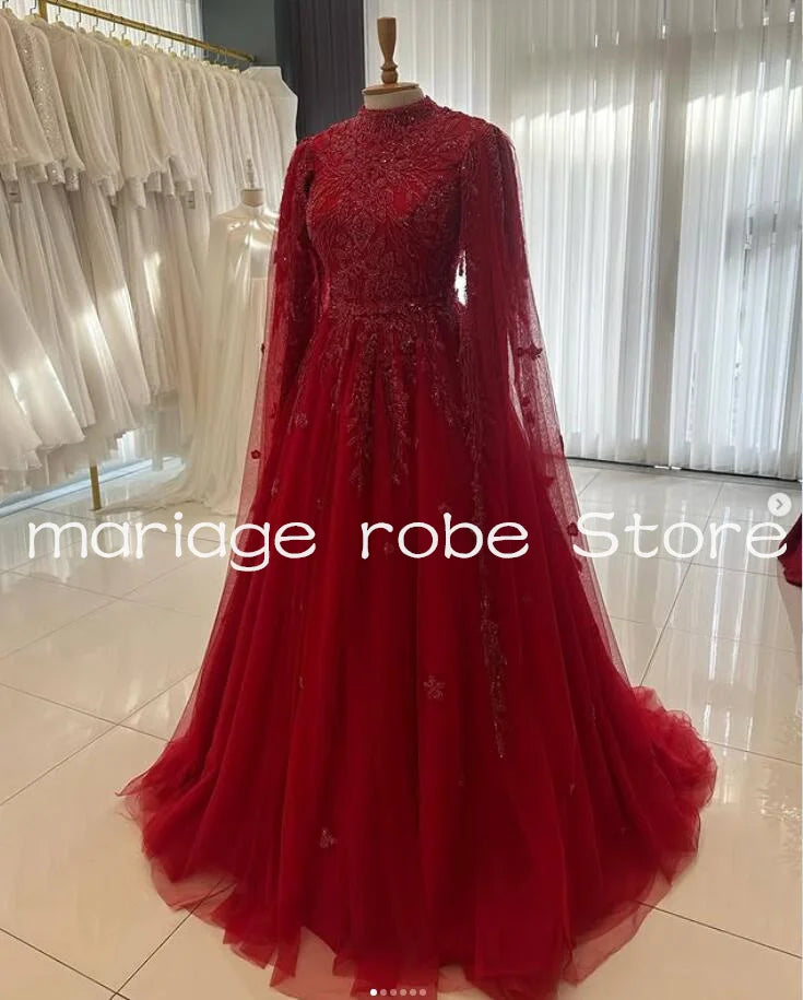 Robe Orientale Rouge à Cape et Perles – vue produit 4 – Maison Layina