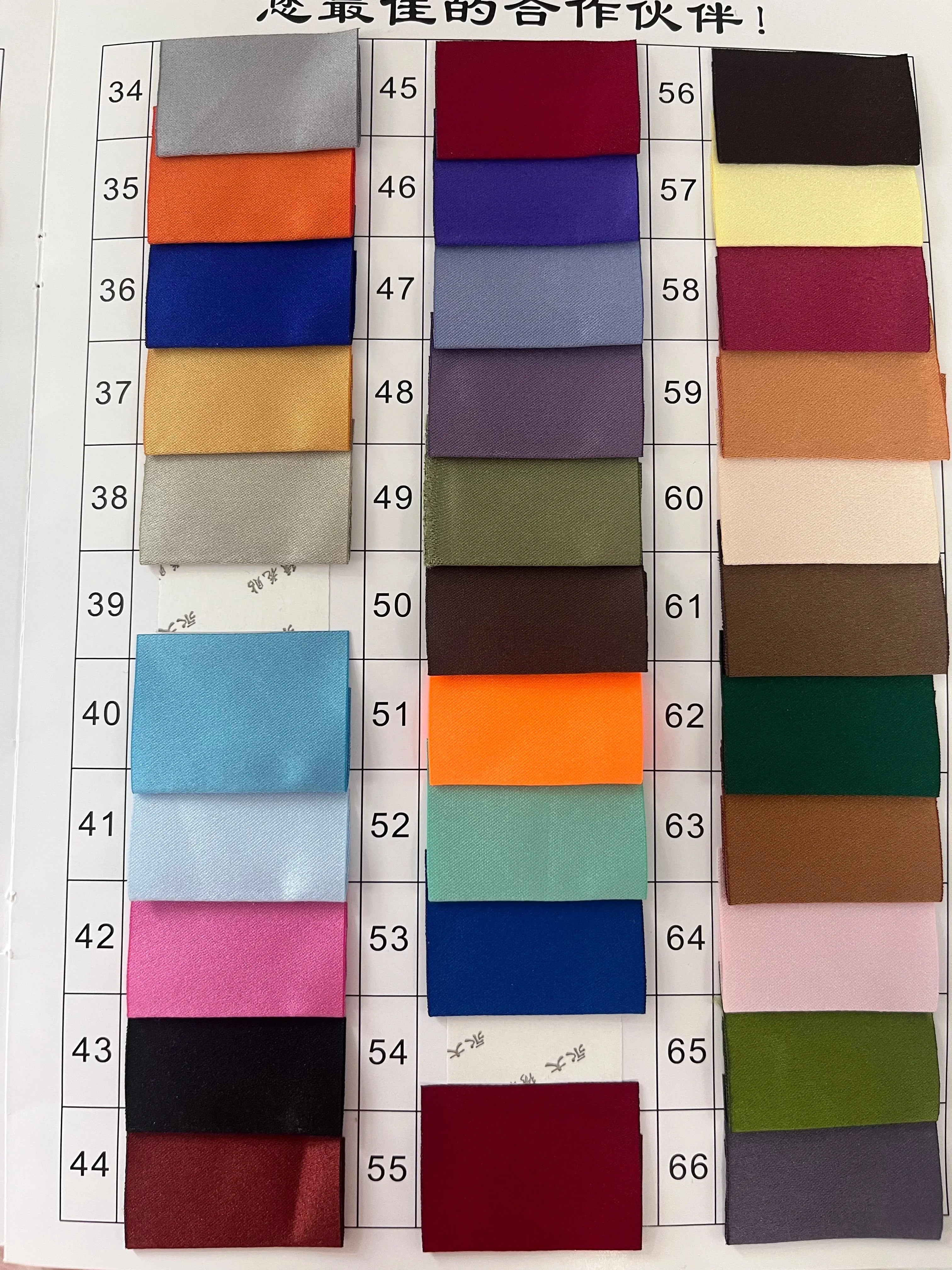 Robe Orientale Saoudienne Pailletée – détail et finitions – Maison Layina