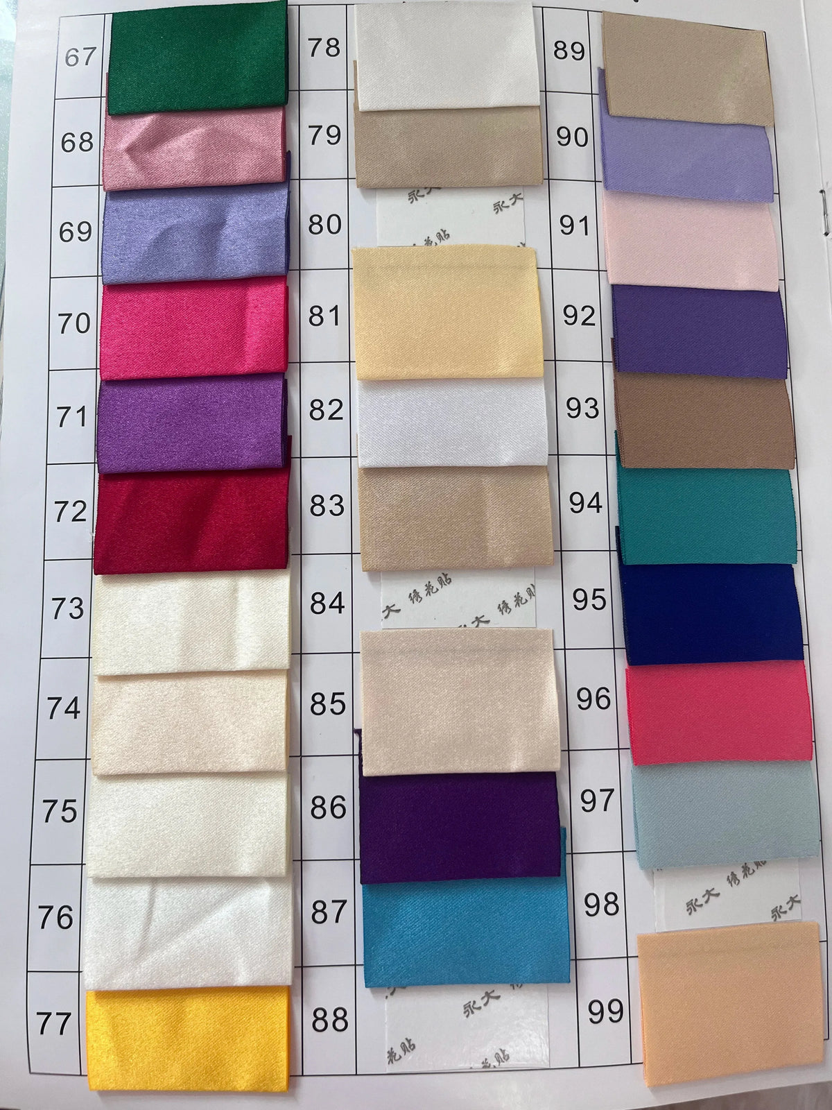 Robe Orientale Satinée Col Haut – détail et finitions – Maison Layina