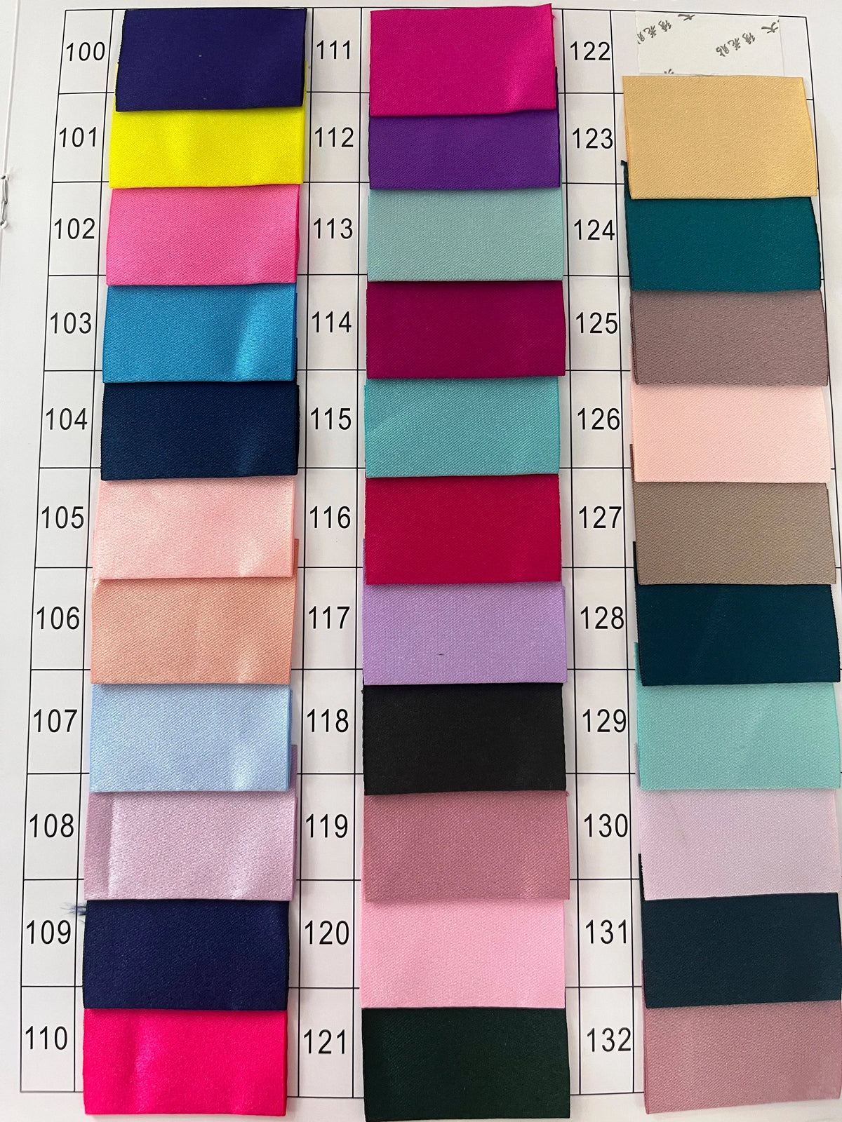 Robe Orientale Satinée Col Haut – détail et finitions – Maison Layina